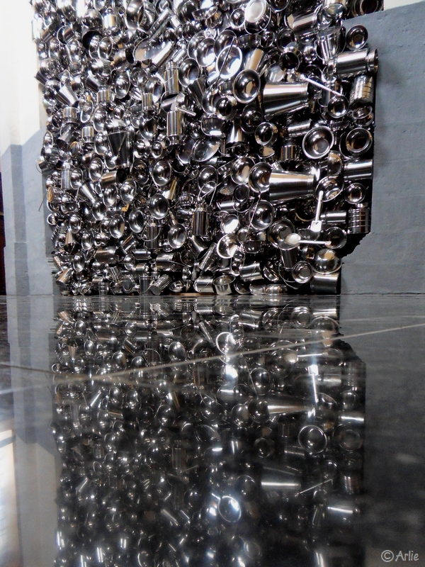 «Dieu affamé» de Subodh Gupta, Église Sainte Marie-Madeleine, Lille, mai 2011