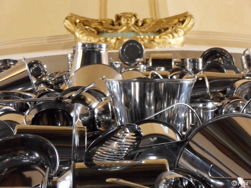 «Dieu affamé» de Subodh Gupta, Église Sainte Marie-Madeleine, Lille, mai 2011