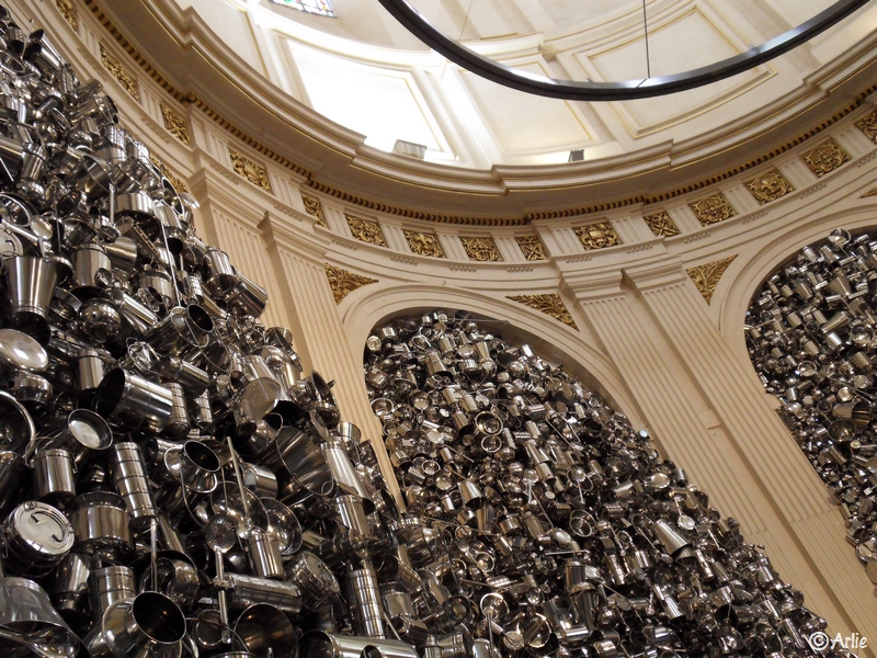 «Dieu affamé» de Subodh Gupta, Église Sainte Marie-Madeleine, Lille, mai 2011